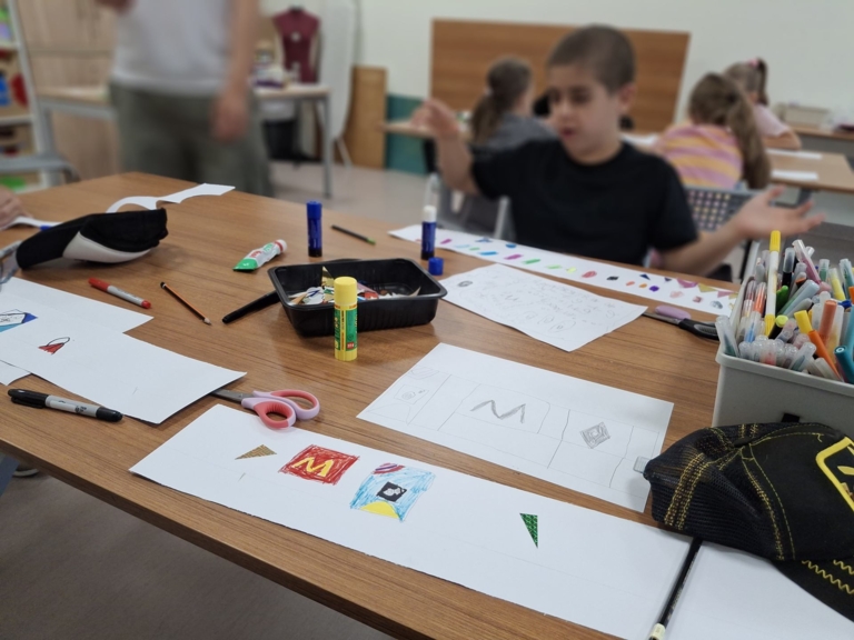 Dzieci podczas pracy warsztatowej – fantastyczne korony